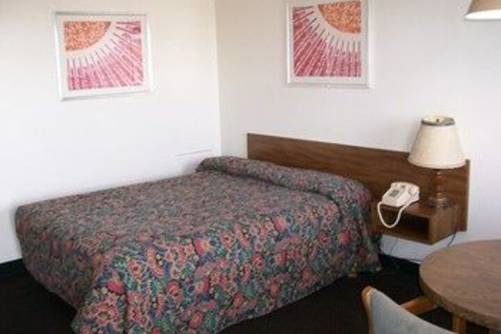 Room 8 of 18