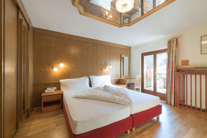Room 4 of 79