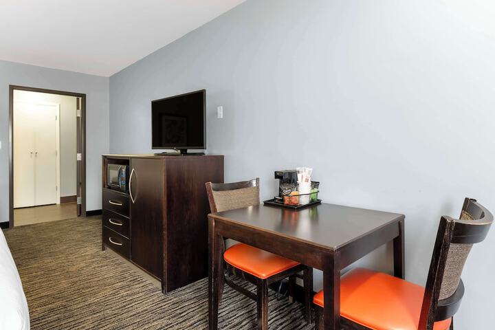 2 Queen Beds Exterior Accessible Refrigerator WiFi Full Breakfast (7 of 10)