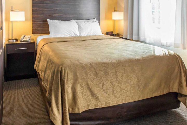 1 Queen Bed Suite (20 of 21)