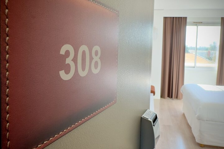 Room 3 of 76
