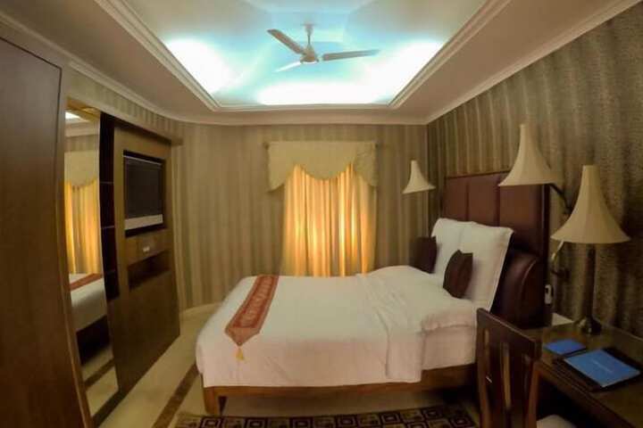 Room 4 of 10