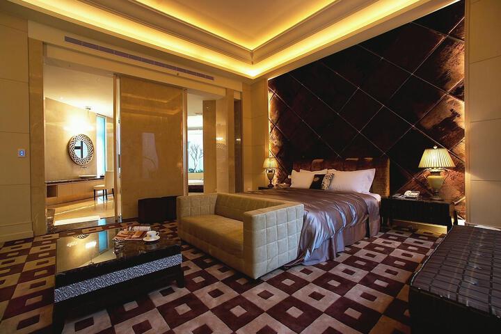 Suite 7 of 7