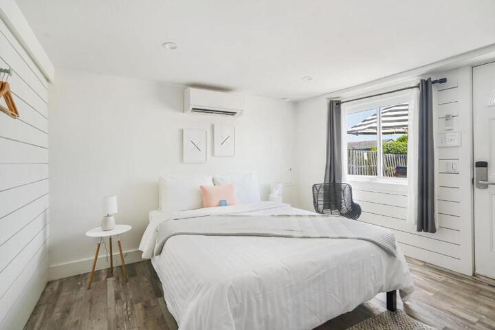 Studio 1 Queen Bed (7 of 19)