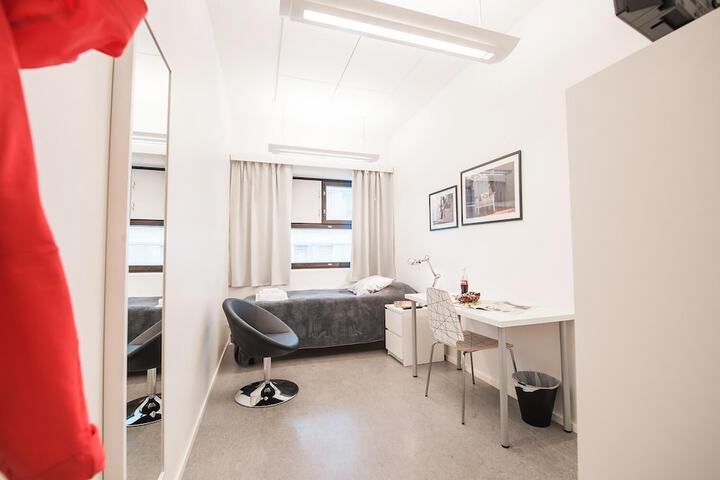 Room 15 of 32