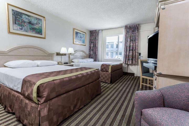 1 King Bed (9 of 10)