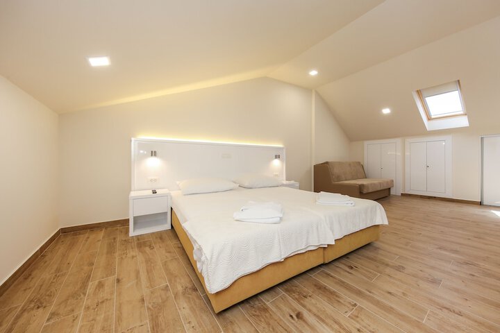 Room 16 of 39
