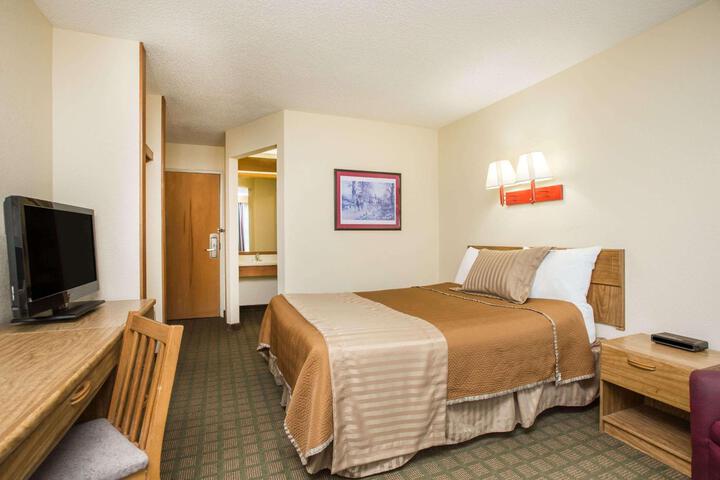 1 Queen Bed Accessible Room (1 of 4)