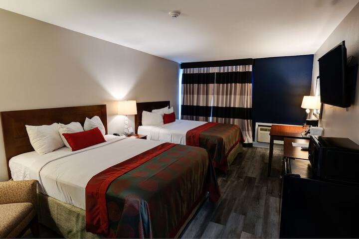 2 Queen Beds (2 of 8)