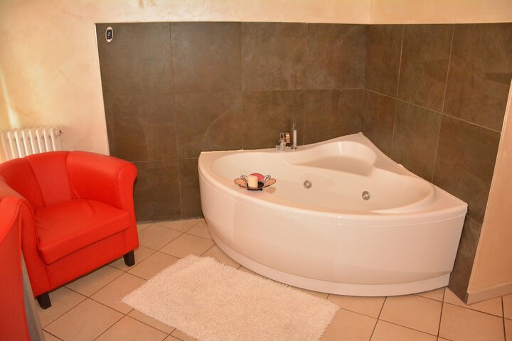 Jetted tub