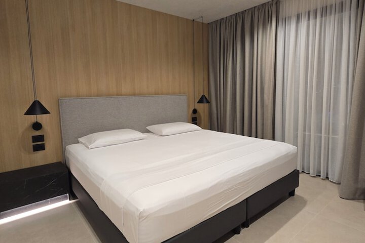 Room 2 of 91