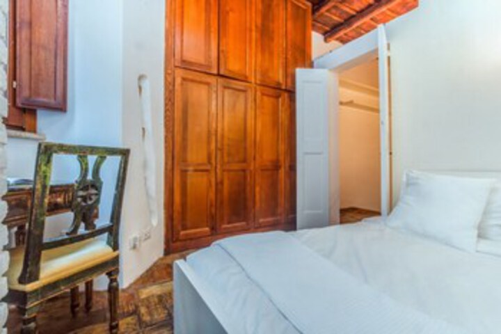 Room 4 of 16