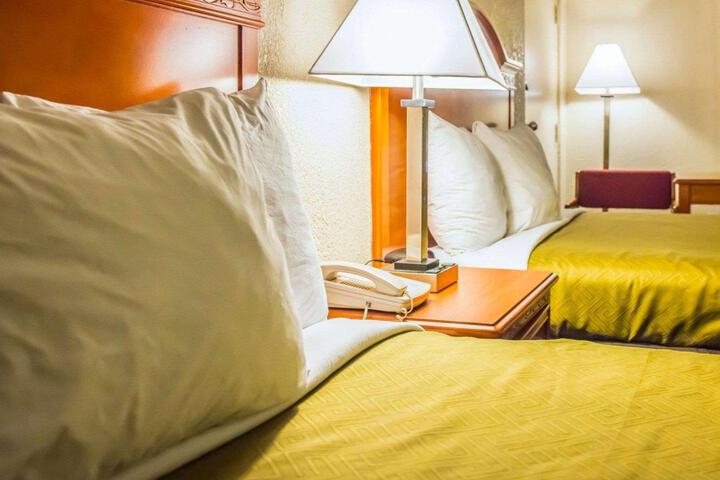 2 Queen Beds (3 of 4)