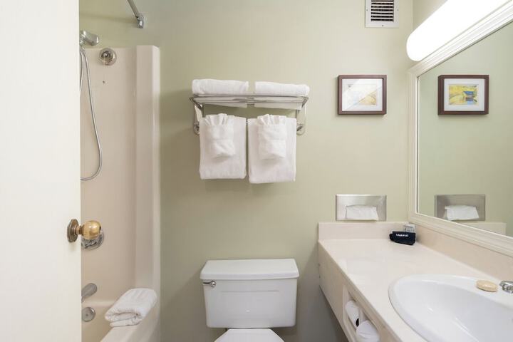 Room 70 of 108
