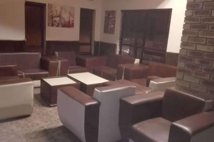 Lounge 32 of 46