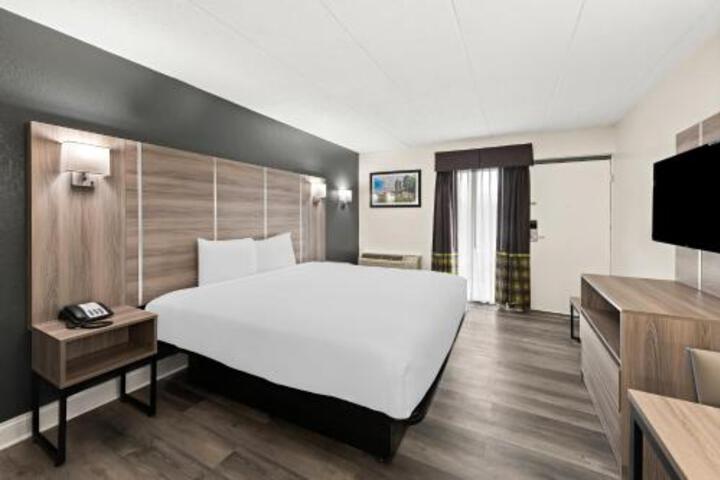 1 King Bed (3 of 10)
