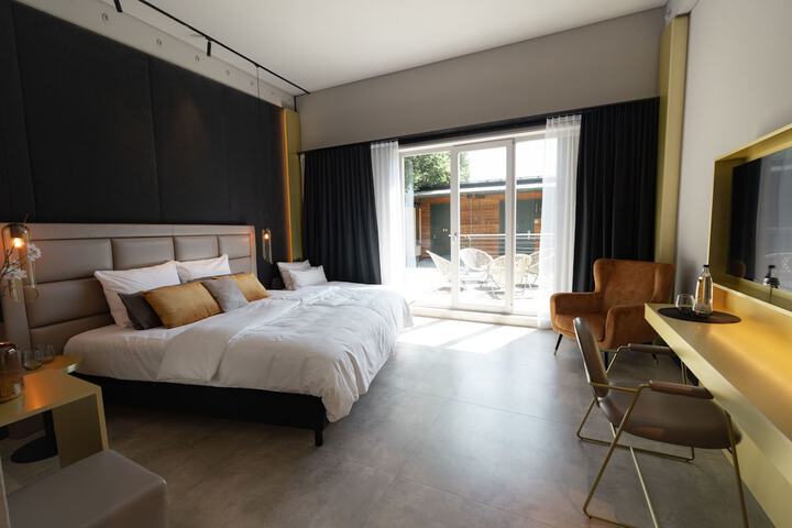 Room 10 of 28