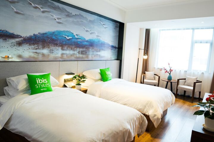 Room 10 of 32