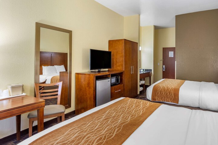 2 Queen Beds (5 of 9)