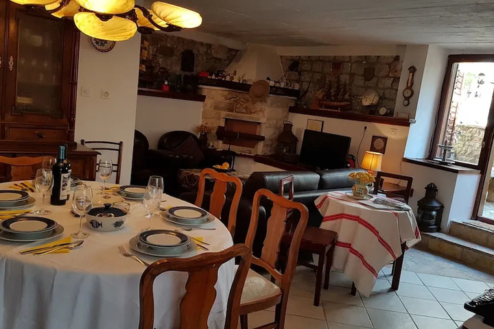Dining 21 of 24