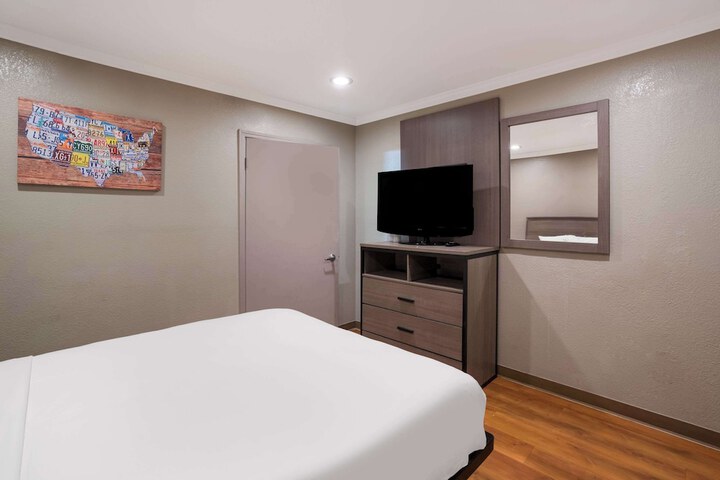 1 Queen Bed (22 of 24)