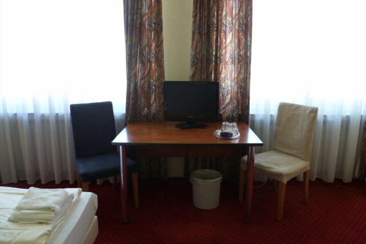 Room 13 of 37