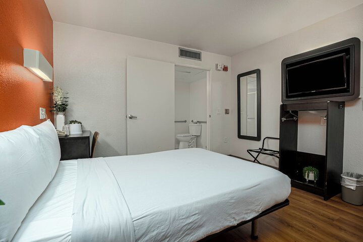 Double Bed Accessible (4 of 10)