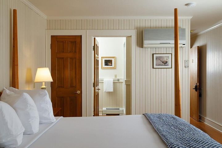 Room 32 of 76