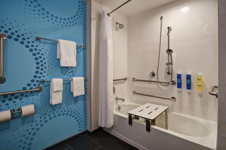 1 Queen Hearing Accessible Room (3 of 11)