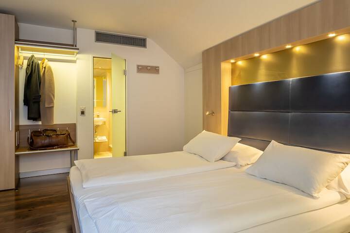 Room 43 of 107