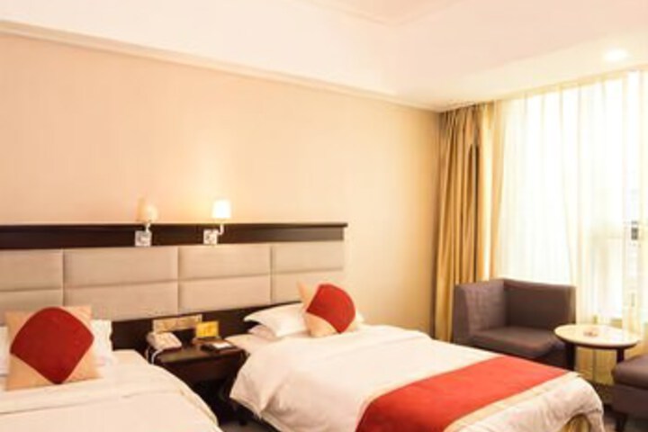Room 4 of 8