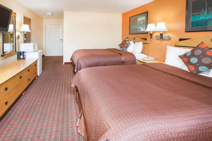 2 Queen Beds (2 of 4)