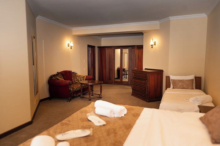 Room 33 of 47