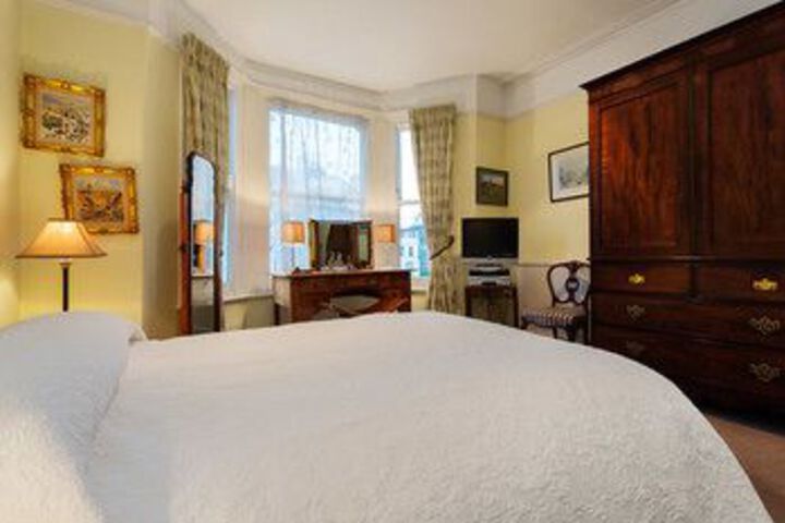 Room 11 of 27