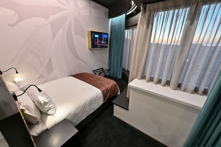 Room 33 of 81
