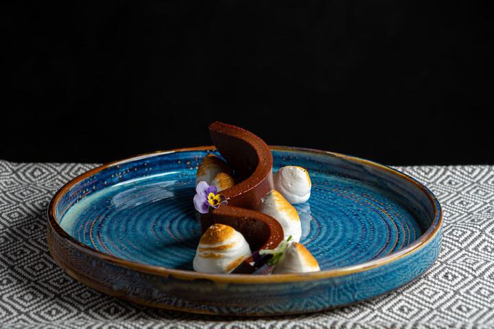 Dining 39 of 48