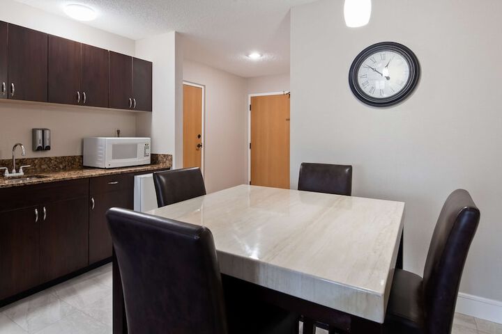 Suite 1 King Bed Microwave and Refrigerator WiFi Full Breakfast (18 of 31)