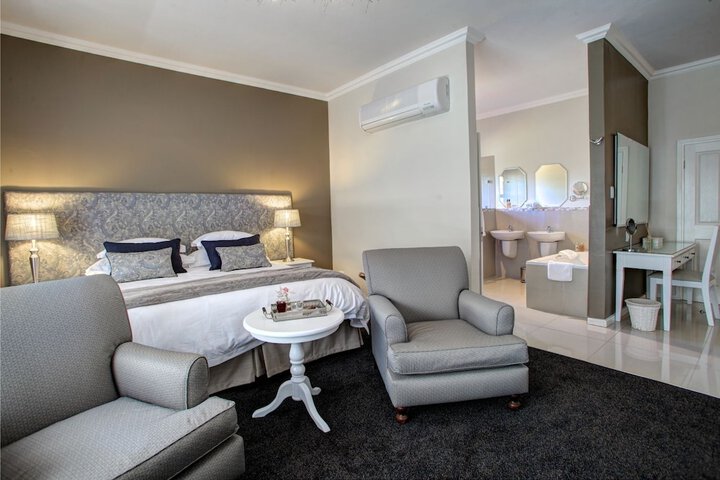 Room 8 of 100