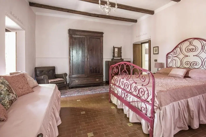 Room 4 of 11