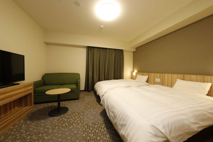 Room 12 of 90