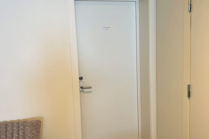 Room 8 of 99