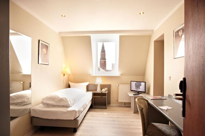 Room 9 of 32