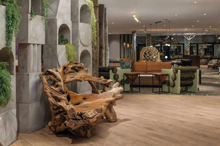 Lobby lounge