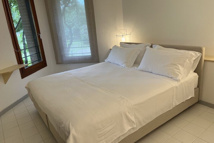 Room 6 of 99