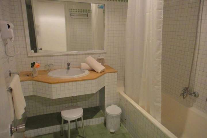 Room 8 of 32