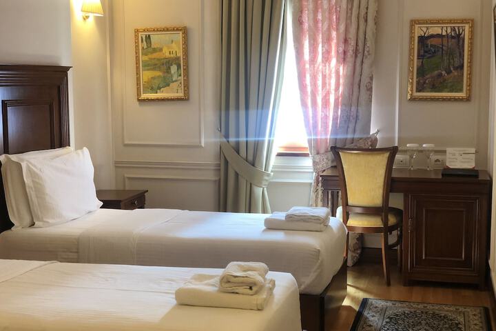 Room 7 of 35