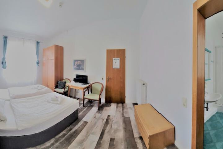 Room 27 of 39