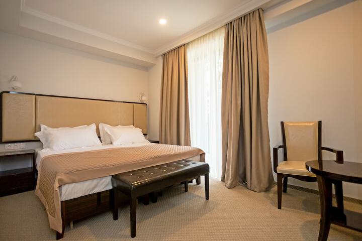 Room 4 of 33