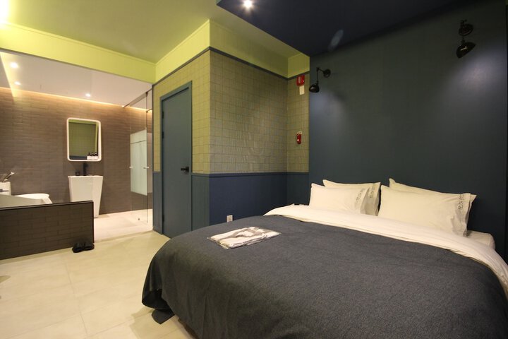 Room 21 of 177