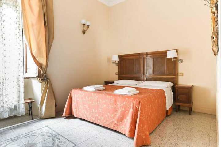 Room 10 of 32